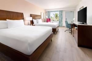 Postel nebo postele na pokoji v ubytování Hilton Garden Inn Key West / The Keys Collection + 37 fotografií