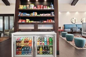 um frigorífico cheio de bebidas no átrio em Hampton Inn & Suites Fort Wayne-North em Fort Wayne