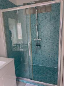 a bathroom with a shower with a glass at Superbe Appartement au bord de la Garonne Toulouse in Toulouse