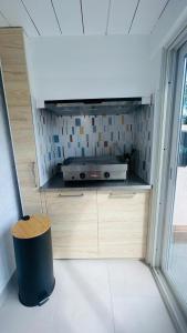 a small kitchen with a stove in a room at Sur les hauteurs de Collioure in Collioure