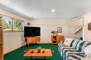 TV a/nebo společenská místnost v ubytování Cottage on the Green