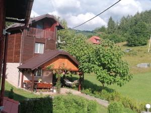 Zaovine的住宿－Vikendica moonlight，山丘上的房子,前面设有野餐桌