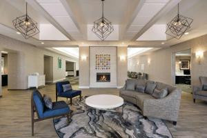 vestíbulo con sofá, sillas y chimenea en Homewood Suites by Hilton Corpus Christi, en Corpus Christi