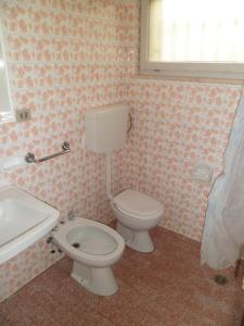リニャーノ・サッビアドーロにあるVilla GENNYのバスルーム(トイレ、洗面台付)