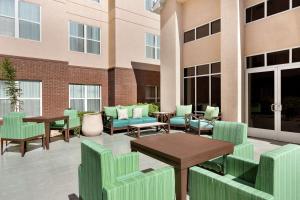 um pátio com mobiliário, mesas e janelas em Homewood Suites by Hilton Dallas-Arlington em Arlington