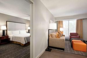 Postel nebo postele na pokoji v ubytování Homewood Suites by Hilton Dallas-Arlington + 27 fotografií