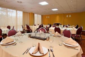 une salle de conférence avec des tables et des chaises ainsi qu'une table dans l'établissement Courtyard by Marriott Lyndhurst/Meadowlands, à Lyndhurst