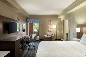 塞多納的住宿－漢普頓塞多納酒店，酒店客房配有一张床和一张书桌及一台电视