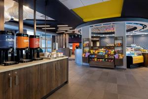una cafetería con una barra y una tienda en Tru By Hilton Atlanta Galleria Ballpark, GA en Atlanta