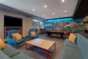 eine Lobby mit Sofas und einem Billardtisch in einem Zimmer in der Unterkunft Tru By Hilton Atlanta Galleria Ballpark, GA in Atlanta