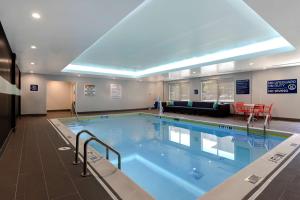 - une grande piscine dans une chambre d'hôtel dans l'établissement Tru By Hilton Atlanta Galleria Ballpark, GA, à Atlanta