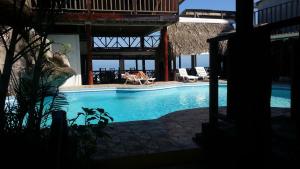 La alberca dentro o cerca de La Delphina Bed and Breakfast Bar and Grill