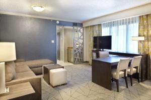 アトランタにあるEmbassy Suites by Hilton Atlanta Galleriaのリビングルーム(テーブル付)、リビングルーム(ソファ付)