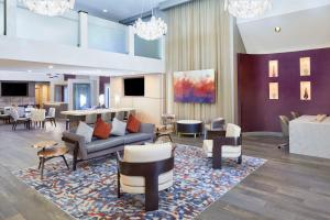 vestíbulo con sofá, sillas y mesa en DoubleTree by Hilton Atlanta Alpharetta-Windward, en Alpharetta