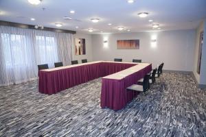 una gran sala de conferencias con una mesa larga y sillas en DoubleTree by Hilton Atlanta Alpharetta-Windward, en Alpharetta