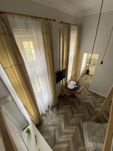 een kamer met een trap, een televisie en een woonkamer bij Apartament in stil unic langa Primaria Arad in Arad