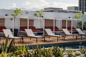 ROK Hotel Kingston Tapestry Collection By Hilton内部或周边的泳池
