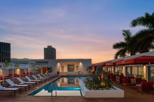 ROK Hotel Kingston Tapestry Collection By Hilton内部或周边的泳池