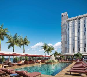 ROK Hotel Kingston Tapestry Collection By Hilton内部或周边的泳池