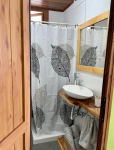 een badkamer met een douchegordijn en parasols bij Vv Casa Maye Pepa en Teror in Teror