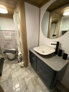 een badkamer met een wastafel, een spiegel en een toilet bij Apartament in stil unic langa Primaria Arad in Arad