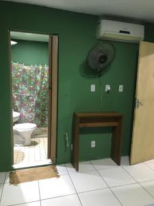 een badkamer met een toilet en een groene muur bij Hostel do Rasta in Salvador