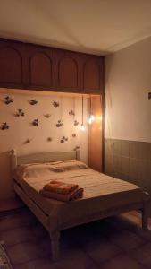 1 dormitorio con 1 cama con 2 toallas en Pousada Corumba Center, en Corumbá