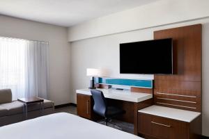 Μια τηλεόραση ή/και κέντρο ψυχαγωγίας στο Delta Hotels by Marriott Phoenix Mesa