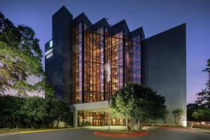 rysunek przedniej części budynku w obiekcie Embassy Suites by Hilton Atlanta Perimeter Center w Atlancie