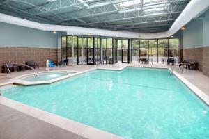 ein großer Pool in einem Gebäude mit großem Pool in der Unterkunft Embassy Suites by Hilton Atlanta Perimeter Center in Atlanta