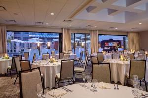 una sala de banquetes con mesas y sillas con manteles blancos en DoubleTree Suites by Hilton Nashville Airport, en Nashville