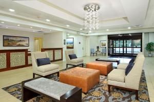 un vestíbulo con sillas, mesas y una lámpara de araña en DoubleTree by Hilton Mahwah en Mahwah