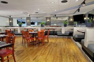 a restaurant with tables and chairs and a bar at DoubleTree by Hilton Mahwah in Mahwah