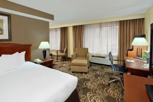 Postel nebo postele na pokoji v ubytování DoubleTree by Hilton Mahwah + 37 fotografií