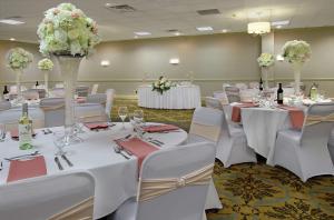una sala de banquetes con mesas blancas y sillas blancas en DoubleTree by Hilton Mahwah en Mahwah