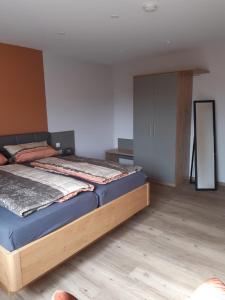 een slaapkamer met een bed en een dressoir bij Weingut Engelhardt in Röttingen