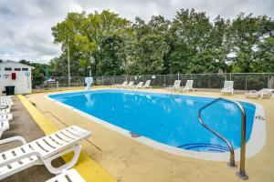 una piscina con tumbonas y una pista de voleibol en Modern Kentucky Lake Home Pool and Boat Ramp Access, en Aurora