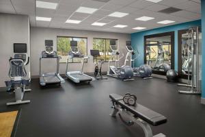 un gimnasio con cintas de correr y máquinas en una habitación en Hampton Inn & Suites Portland/Hillsboro-Evergreen Park en Hillsboro