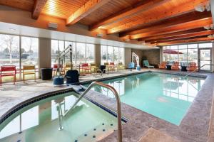 安克拉治的住宿－安克雷奇/市中心希爾頓欣庭套房酒店，一座带大型室内游泳池的大楼内的游泳池