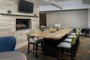 TV a/nebo společenská místnost v ubytování Hilton Garden Inn Yakima Downtown