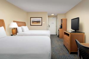TV a/nebo společenská místnost v ubytování Hilton Garden Inn Yakima Downtown