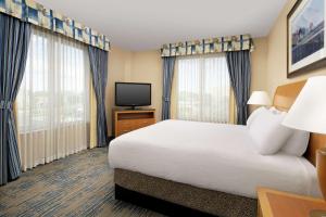 TV a/nebo společenská místnost v ubytování Hilton Garden Inn Yakima Downtown