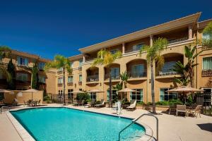 un hôtel avec une piscine en face d'un bâtiment dans l'établissement Hilton Garden Inn San Diego/Rancho Bernardo, à Rancho Bernardo