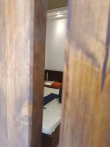 una piccola camera con un piccolo letto in una stanza di Casa Nada a Porto Torres
