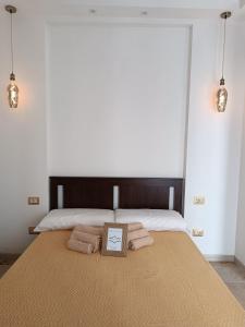 - une chambre avec un grand lit et une horloge dans l'établissement Casa Nada, à Porto Torres