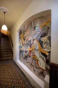 a mural on a wall in a hallway with stairs at Tajemniczy Ogród (w sercu toruńskiej Starówki) in Toruń