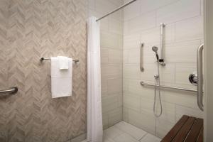 Koupelna v ubytování DoubleTree by Hilton North Salem