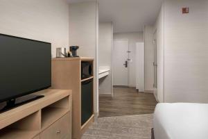TV a/nebo společenská místnost v ubytování DoubleTree by Hilton North Salem
