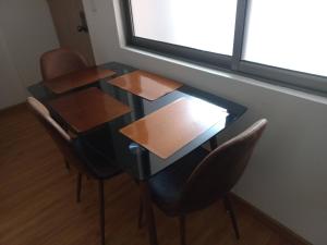 een tafel en stoelen in een kamer met een raam bij Hermoso, Apacible - Apartamento Central - Tunja in Tunja