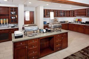 uma grande cozinha com armários de madeira e uma bancada em Homewood Suites by Hilton - Boston/Billerica-Bedford em Billerica